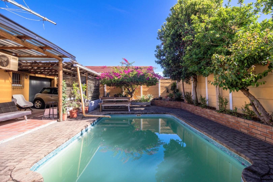 3 Bedroom Property for Sale in Loucharmante Western Cape